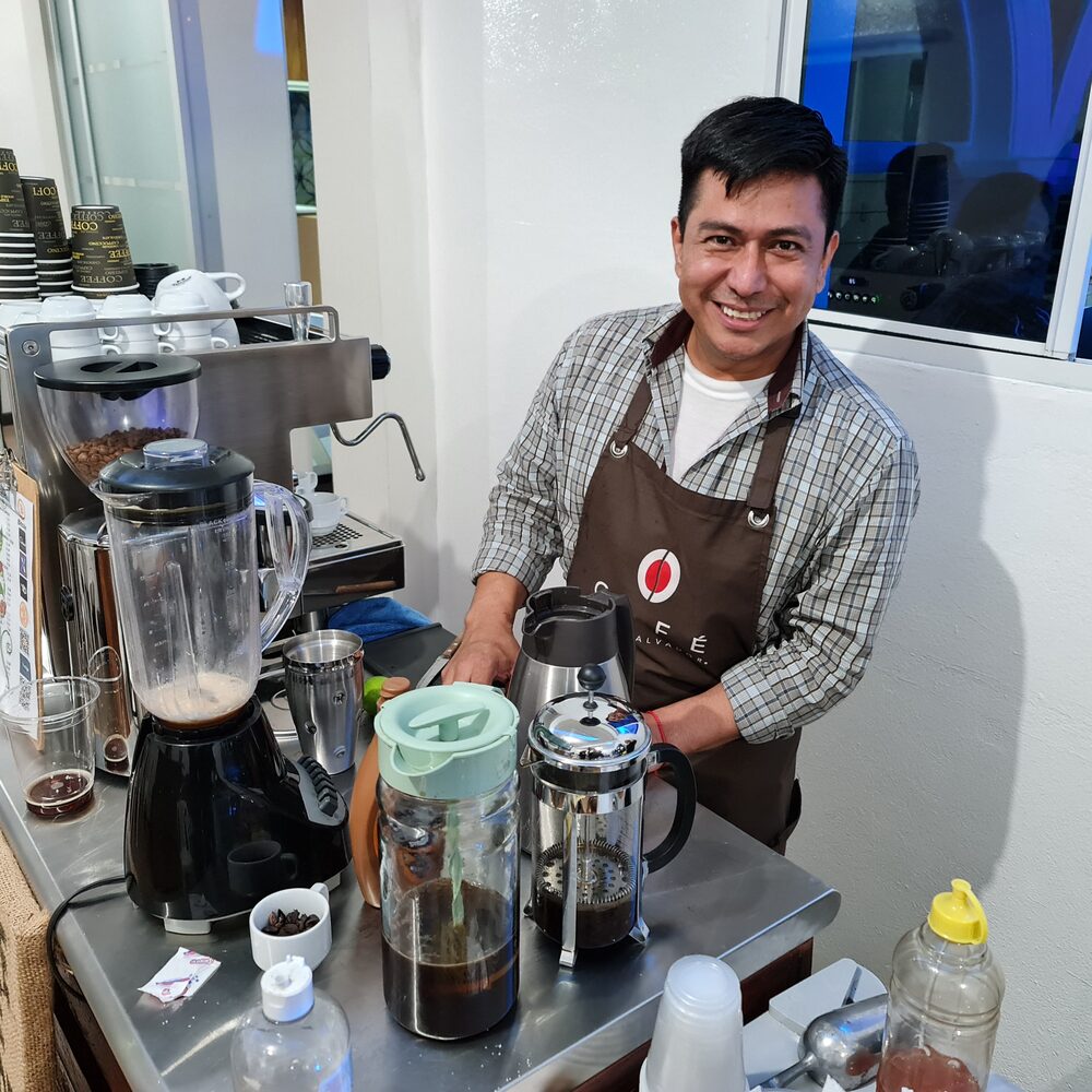 Cherito Café lanzó la bebida Bitcoin Libre, una bebida que combina té de cáscara del café con ron. Foto: Bloomberg Línea Cherito Café lanzó la bebida Bitcoin Libre, una bebida que combina té de cáscara del café con ron. Foto: Bloomberg Línea