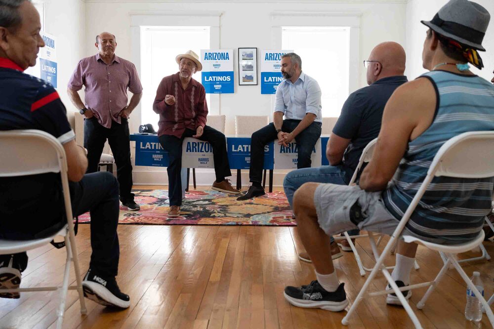 Personas convocadas en una reunión de Latino Men for Harris en REA Media Group en Tucson, Arizona, EE.UU., el sábado 12 de octubre de 2024. Fotógrafa: Rebecca Noble/Bloomberg Personas convocadas en una reunión de Latino Men for Harris en REA Media Group en Tucson, Arizona, EE.UU., el sábado 12 de octubre de 2024. Fotógrafa: Rebecca Noble/Bloomberg