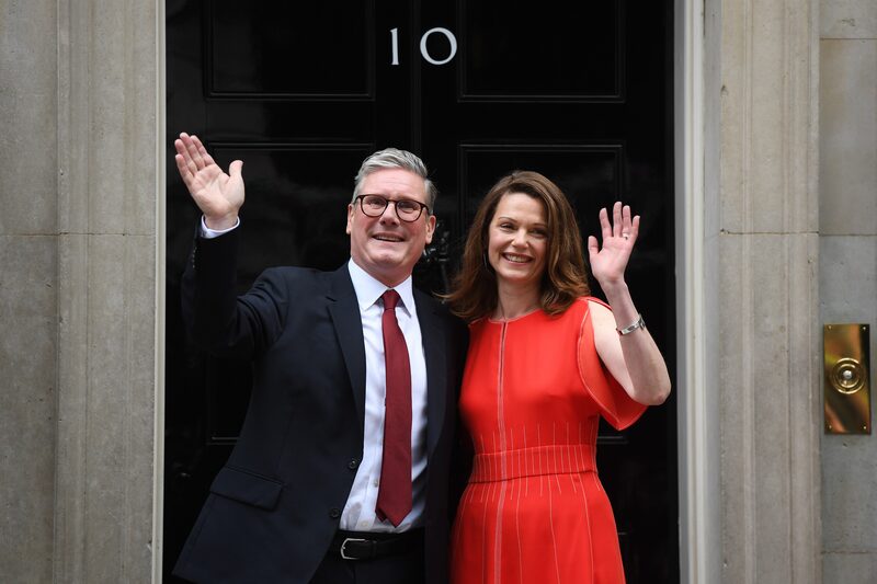 Eir Starmer, primer ministro del Reino Unido, y Victoria Starmer, su esposa, después de pronunciar el primer discurso de su mandato, tras las elecciones generales. Eir Starmer, primer ministro del Reino Unido, y Victoria Starmer, su esposa, después de pronunciar el primer discurso de su mandato, tras las elecciones generales.