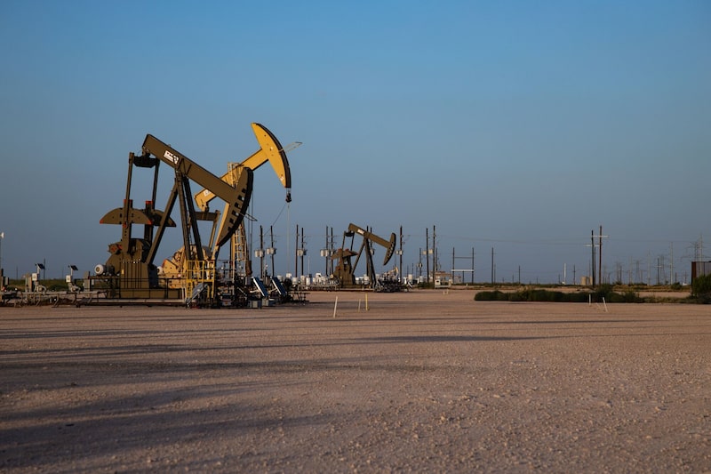 Varios balancines de extracción operan en Midland, Texas, EE.UU. Varios balancines de extracción operan en Midland, Texas, EE.UU.