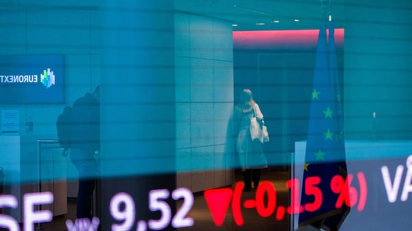 Credit Suisse provoca la caída de los mercados mundiales ante temores bancarios Credit Suisse provoca la caída de los mercados mundiales ante temores bancarios