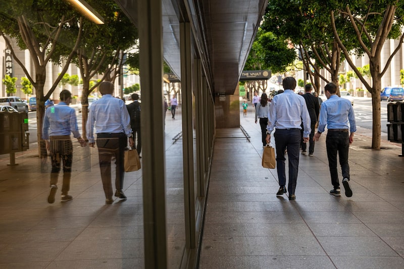 Peatones en la calle California del distrito financiero de San Francisco, California, EE.UU., el martes 12 de julio de 2022. Peatones en la calle California del distrito financiero de San Francisco, California, EE.UU., el martes 12 de julio de 2022.