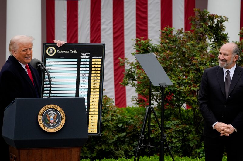 Donald Trump, a la izquierda, y Howard Lutnick durante el anuncio de los aranceles en la Rosaleda de la Casa Blanca el 2 de abril. Donald Trump, a la izquierda, y Howard Lutnick durante el anuncio de los aranceles en la Rosaleda de la Casa Blanca el 2 de abril.