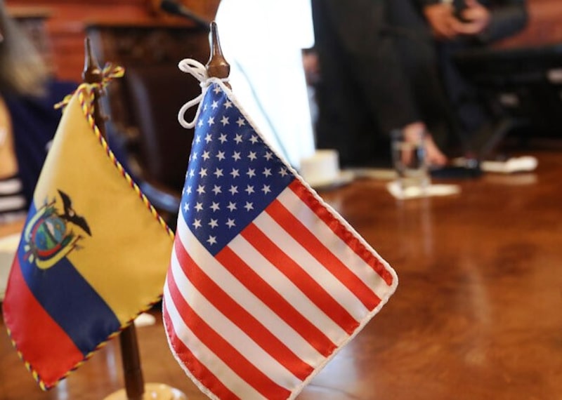 Banderas de Ecuador y Estados Unidos. Banderas de Ecuador y Estados Unidos.
