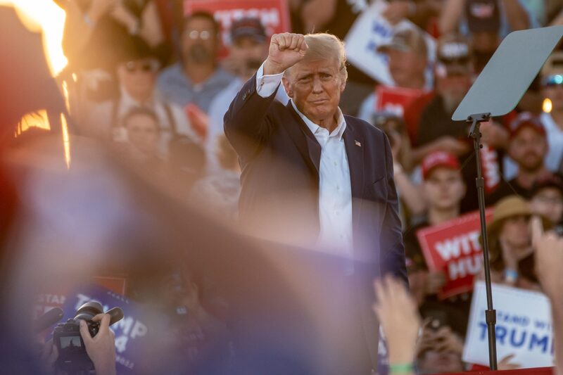 El expresidente de EEUU Donald Trump sale del escenario tras hablar en un acto de campaña en Waco, Texas, EEUU, el sábado 25 de marzo de 2023. El expresidente de EEUU Donald Trump sale del escenario tras hablar en un acto de campaña en Waco, Texas, EEUU, el sábado 25 de marzo de 2023.