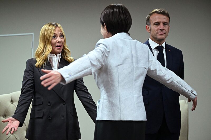 La primera ministra de Italia, Giorgia Meloni (izquierda), saluda a la primera ministra de Japón, Sanae Takaichi (centro), mientras el presidente de Francia, Emmanuel Macron (derecha), observa en la Cumbre del G20. La primera ministra de Italia, Giorgia Meloni (izquierda), saluda a la primera ministra de Japón, Sanae Takaichi (centro), mientras el presidente de Francia, Emmanuel Macron (derecha), observa en la Cumbre del G20.