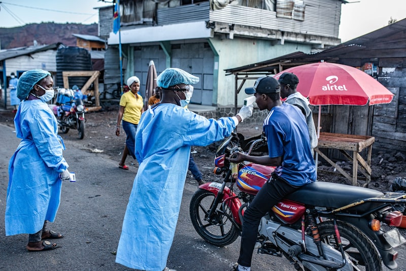 Trabajadores sanitarios realizaron controles de temperatura y revisiones médicas a los viajeros en Goma, República Democrática del Congo. Fotógrafo: Daniel Buuma/Getty Images. Trabajadores sanitarios realizaron controles de temperatura y revisiones médicas a los viajeros en Goma, República Democrática del Congo. Fotógrafo: Daniel Buuma/Getty Images.