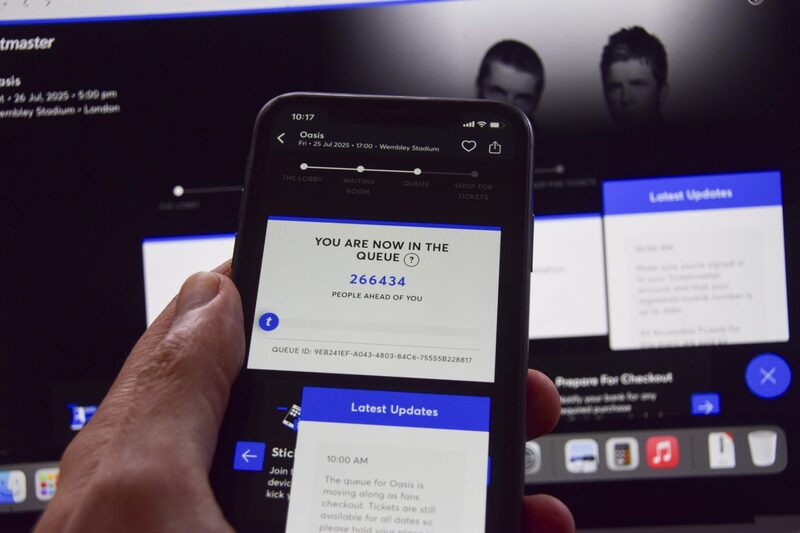 La banda británica de rock Oasis agotó el viernes las entradas para las fechas de su gira norteamericana. La banda británica de rock Oasis agotó el viernes las entradas para las fechas de su gira norteamericana.