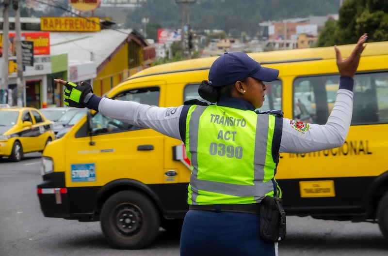 Agente de tránsito de la AMT en Quito. Agente de tránsito de la AMT en Quito.