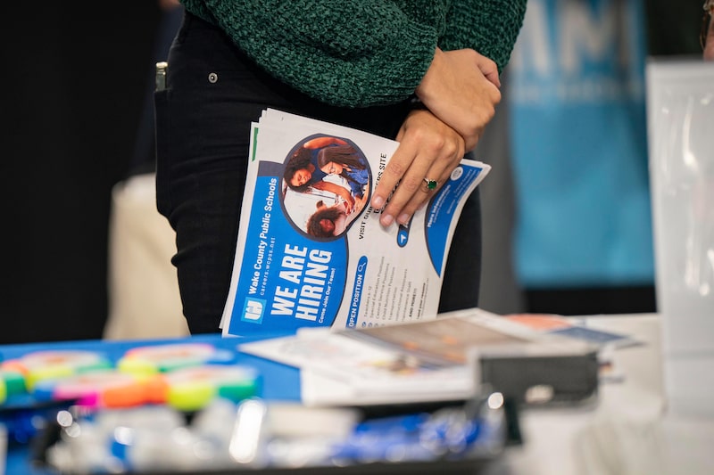 Una persona en busca de empleo en una feria de prácticas y empleo en Boone, Carolina del Norte. Fotógrafa: Allison Joyce/Bloomberg. Una persona en busca de empleo en una feria de prácticas y empleo en Boone, Carolina del Norte. Fotógrafa: Allison Joyce/Bloomberg.