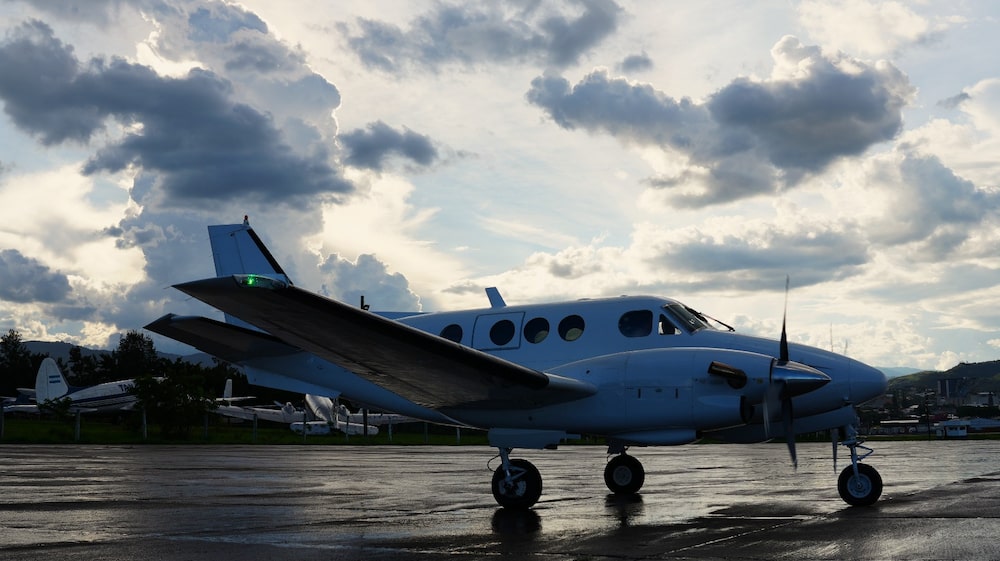 El Beechcraft King Air C90 es la aeronave encargada de realizar vuelos de siembra de nubes. El Beechcraft King Air C90 es la aeronave encargada de realizar vuelos de siembra de nubes.