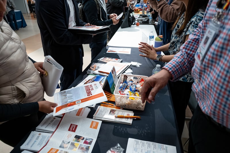 Los solicitantes de empleo hablan con los reclutadores durante una feria de empleo en San Francisco. Fotógrafo: David Paul Morris/Bloomberg Los solicitantes de empleo hablan con los reclutadores durante una feria de empleo en San Francisco. Fotógrafo: David Paul Morris/Bloomberg
