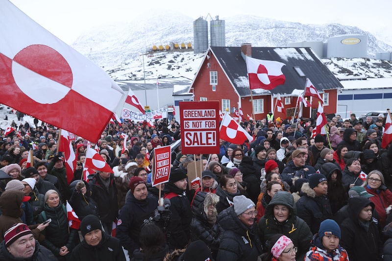 La gente sostiene banderas y pancartas de Groenlandia mientras se reúne frente al consulado de Estados Unidos para marchar en protesta contra el presidente estadounidense Donald Trump y su intención anunciada de adquirir Groenlandia el 17 de enero de 2026 en Nuuk, Groenlandia. La gente sostiene banderas y pancartas de Groenlandia mientras se reúne frente al consulado de Estados Unidos para marchar en protesta contra el presidente estadounidense Donald Trump y su intención anunciada de adquirir Groenlandia el 17 de enero de 2026 en Nuuk, Groenlandia.