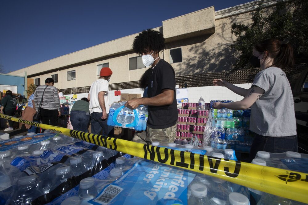 Voluntarios clasifican y distribuyen bienes donados en el Centro Comunitario de Empleo de Pasadena, California, el 14 de enero.Fotografia: Jill Connelly/Bloomberg. Voluntarios clasifican y distribuyen bienes donados en el Centro Comunitario de Empleo de Pasadena, California, el 14 de enero.Fotografia: Jill Connelly/Bloomberg.