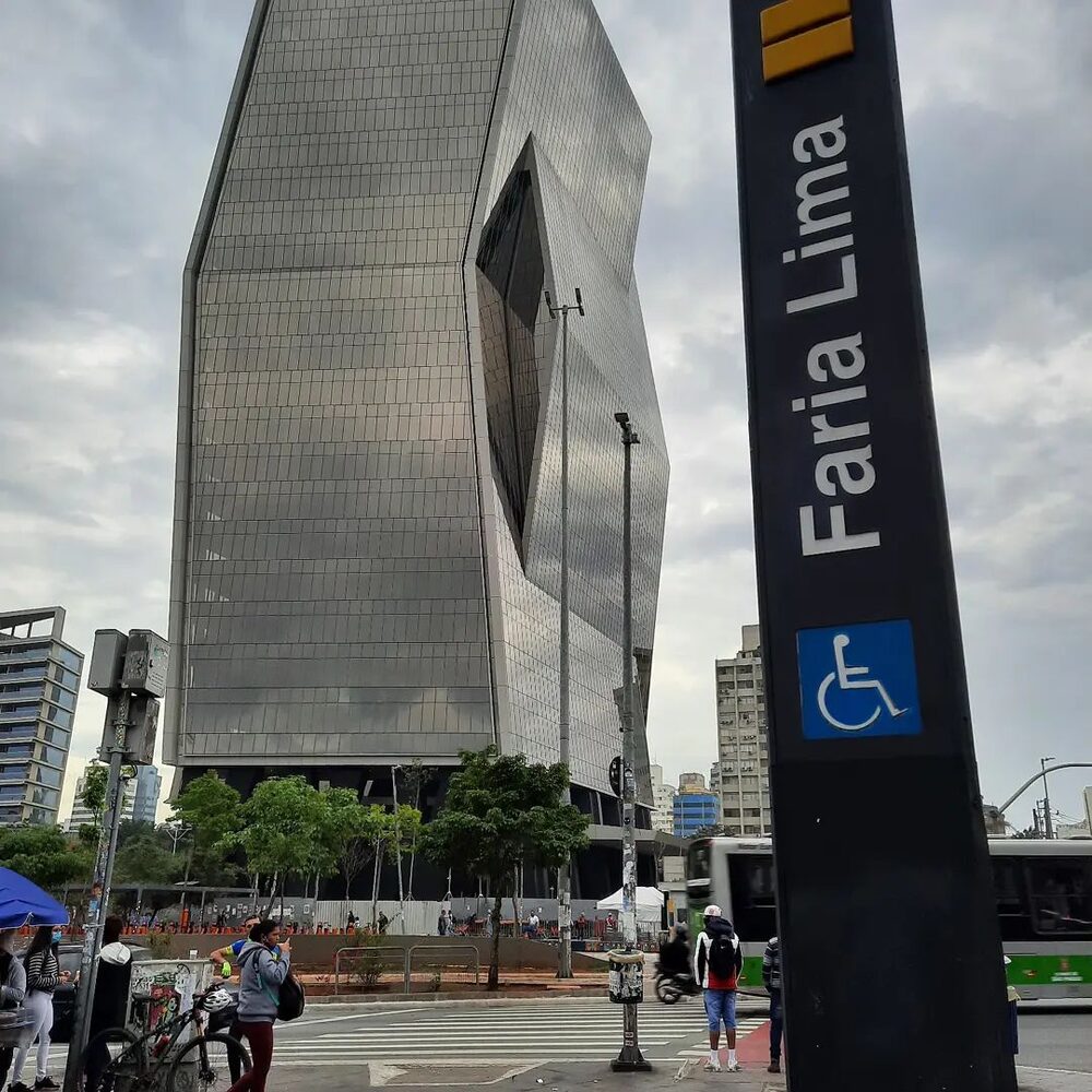 Torre Faria Lima Plaza, no Largo da Batata, renova a paisagem como um ponto de localização na região, marcada pela presença de skatistas, ciclistas e público boêmio Torre Faria Lima Plaza, no Largo da Batata, renova a paisagem como um ponto de localização na região, marcada pela presença de skatistas, ciclistas e público boêmio