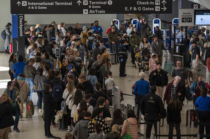 Passageiros em aeroporto internacional de San Francisco Passageiros em aeroporto internacional de San Francisco