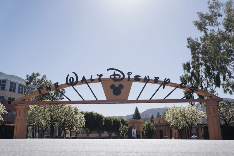 Las empresas trabajan con empleados de Disney y, a veces, desarrollan productos que el gigante del entretenimiento puede utilizar. Las empresas trabajan con empleados de Disney y, a veces, desarrollan productos que el gigante del entretenimiento puede utilizar.