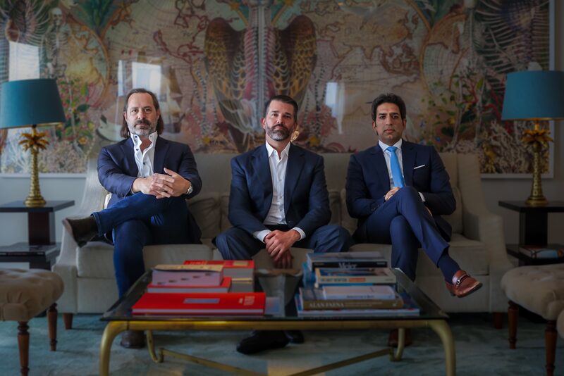 (De izq a der) Christopher Buskirk, Donald Trump Jr. y Omeed Malik sentados juntos en el Hotel Faena al margen de la conferencia Future Investment Initiative Institute Priority en Miami Beach, Florida, EE.UU., el jueves 20 de febrero de 2025. (De izq a der) Christopher Buskirk, Donald Trump Jr. y Omeed Malik sentados juntos en el Hotel Faena al margen de la conferencia Future Investment Initiative Institute Priority en Miami Beach, Florida, EE.UU., el jueves 20 de febrero de 2025.