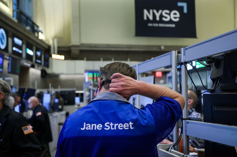Um corretor veste a camisa de Jane Street no pregão da Bolsa de Valores de Nova York (NYSE). Foto: Michael Nagle/Bloomberg Um corretor veste a camisa de Jane Street no pregão da Bolsa de Valores de Nova York (NYSE). Foto: Michael Nagle/Bloomberg