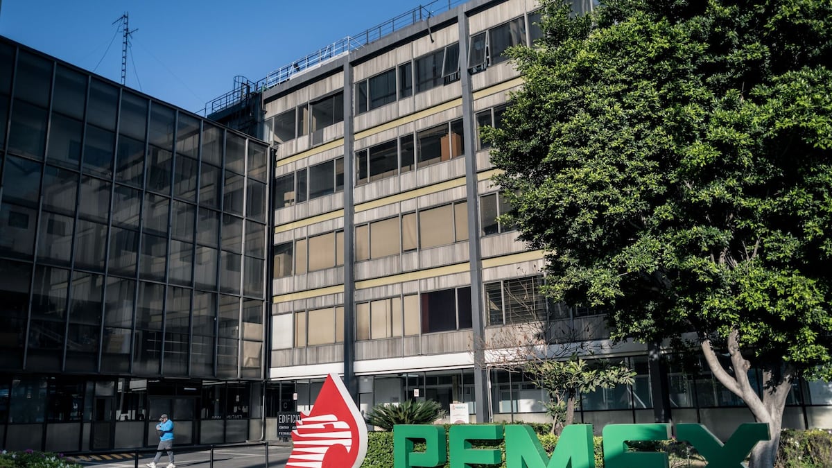 Fitch mantiene calificación de Pemex como bono basura a un escalón del grado de inversión