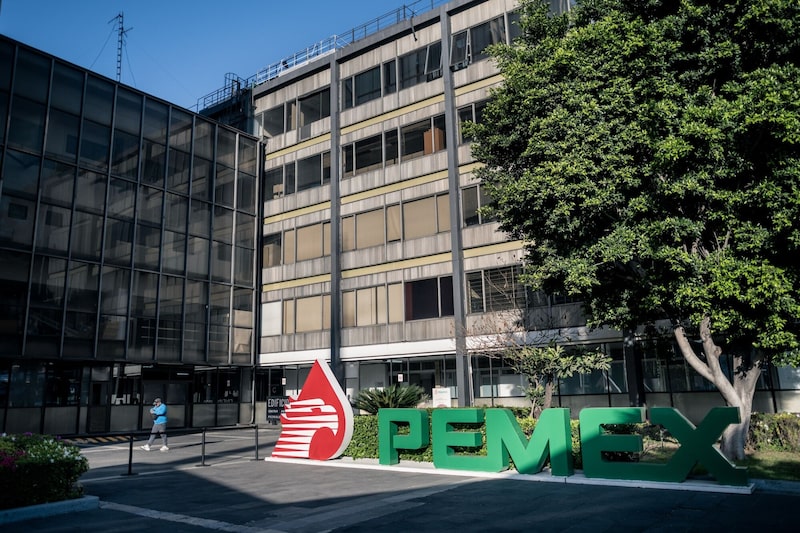 Letrero de Pemex durante un evento que conmemora el 87.º aniversario de la expropiación petrolera de México, en la sede de la compañía en la Ciudad de México, México. Letrero de Pemex durante un evento que conmemora el 87.º aniversario de la expropiación petrolera de México, en la sede de la compañía en la Ciudad de México, México.
