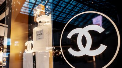 Herdeiro de 38 anos é preparado para assumir dinastia de US$ 90 bilhões da Chanel Herdeiro de 38 anos é preparado para assumir dinastia de US$ 90 bilhões da Chanel