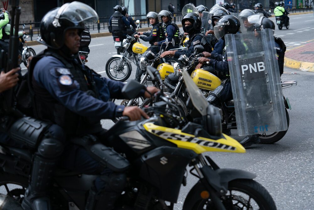 Agentes de la Policía Nacional Bolivariana patrullan en motocicletas durante una protesta en Caracas. Fotógrafo: Andrea Hernandez Briceno/Bloomberg Agentes de la Policía Nacional Bolivariana patrullan en motocicletas durante una protesta en Caracas. Fotógrafo: Andrea Hernandez Briceno/Bloomberg