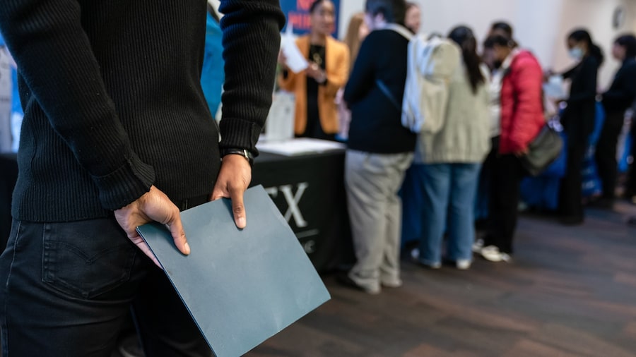 Solicitudes de subsidio por desempleo en EE.UU. siguen bajas pese a anuncios de despidos Solicitudes de subsidio por desempleo en EE.UU. siguen bajas pese a anuncios de despidos