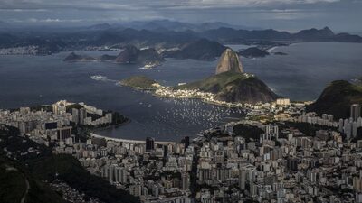 Produção industrial cai inesperadamente em meio à recessão no Brasil Produção industrial cai inesperadamente em meio à recessão no Brasil