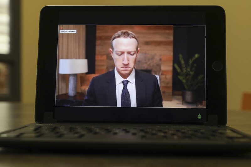 Mark Zuckerberg testifica virtualmente durante una audiencia el 25 de marzo. Habló mientras los legisladores de ambos partidos presionaban a las empresas tecnológicas sobre la difusión de información falsa que contribuyó a los mortales ataques del 6 de enero en el Capitolio. Mark Zuckerberg testifica virtualmente durante una audiencia el 25 de marzo. Habló mientras los legisladores de ambos partidos presionaban a las empresas tecnológicas sobre la difusión de información falsa que contribuyó a los mortales ataques del 6 de enero en el Capitolio.