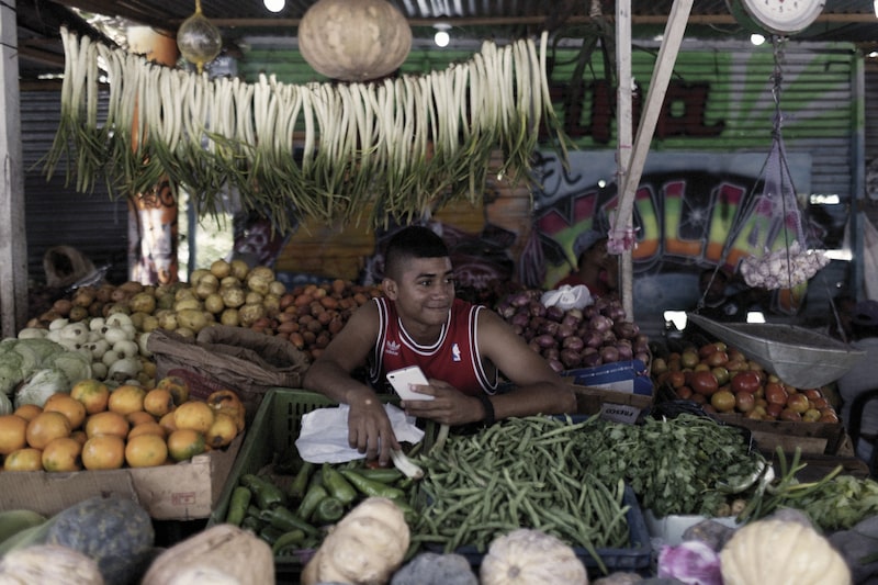 Un vendedor de productos en un mercado de alimentos en Riohacha, Colombia, el sábado 13 de agosto de 2022. Un vendedor de productos en un mercado de alimentos en Riohacha, Colombia, el sábado 13 de agosto de 2022.