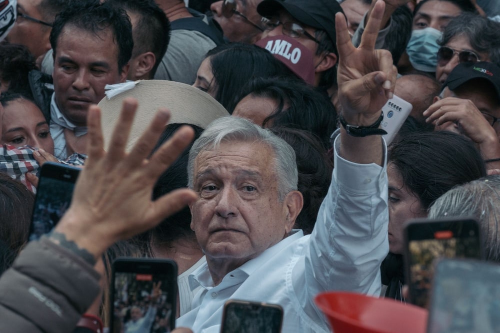 Andrés Manuel López Obrador, presidente de México (centro), saluda a los asistentes durante una manifestación en apoyo de la reforma electoral propuesta en la Ciudad de México, México, el domingo 27 de noviembre de 2022. Andrés Manuel López Obrador, presidente de México (centro), saluda a los asistentes durante una manifestación en apoyo de la reforma electoral propuesta en la Ciudad de México, México, el domingo 27 de noviembre de 2022.