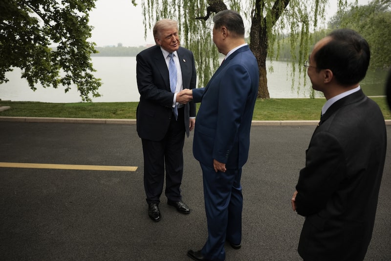 Trump y Xi estrechan manos. Trump y Xi estrechan manos.