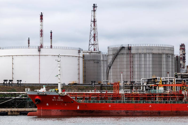 Un petrolero atracado en las instalaciones de la refinería de SK Innovation Co. del Complejo de Ulsan, en Ulsan (Corea del Sur). Fotógrafo: SeongJoon Cho/Bloomberg Un petrolero atracado en las instalaciones de la refinería de SK Innovation Co. del Complejo de Ulsan, en Ulsan (Corea del Sur). Fotógrafo: SeongJoon Cho/Bloomberg