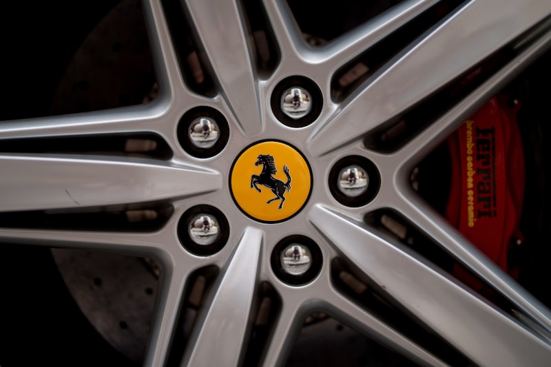 El logo de Ferrari en una rueda. Fotógrafo: Eric Thayer/Bloomberg El logo de Ferrari en una rueda. Fotógrafo: Eric Thayer/Bloomberg