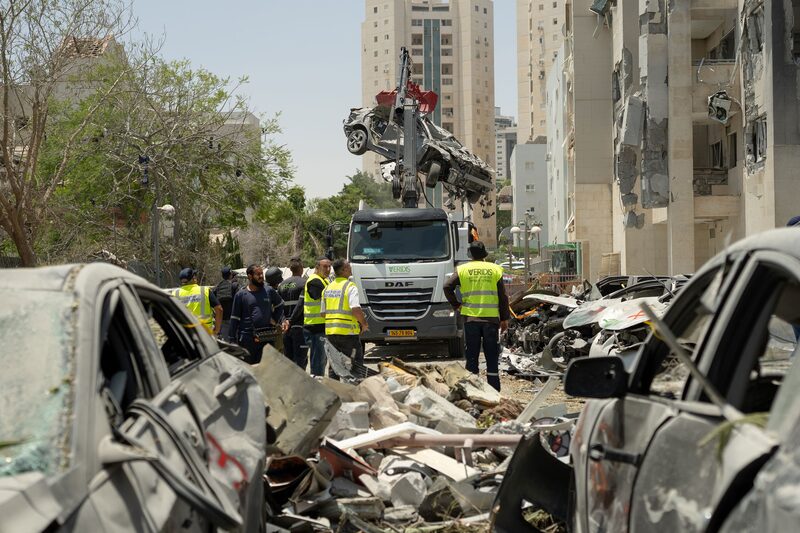 Trabajadores limpian los escombros cerca de un edificio donde murieron cuatro personas por el impacto de un misil iraní el 24 de junio de 2025 en Beersheba, Israel. Trabajadores limpian los escombros cerca de un edificio donde murieron cuatro personas por el impacto de un misil iraní el 24 de junio de 2025 en Beersheba, Israel.