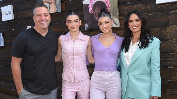 Estrellas de TikTok Charli y Dixie D’Amelio comenzarán sus propias marcas Estrellas de TikTok Charli y Dixie D’Amelio comenzarán sus propias marcas