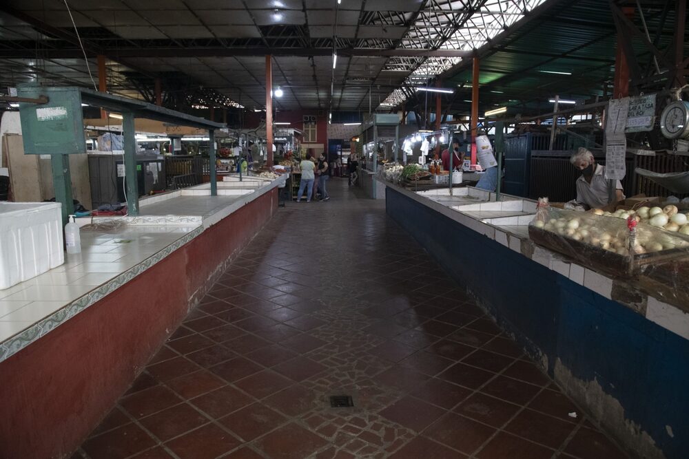 Puestos vacíos en el mercado municipal de Guaicaipuro, en Caracas, el sábado 12 de junio de 2021. Puestos vacíos en el mercado municipal de Guaicaipuro, en Caracas, el sábado 12 de junio de 2021.