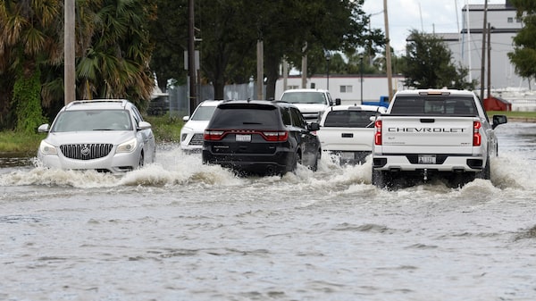 Huracán Isaías trae lluvia, viento y deja a miles de personas sin electricidad Huracán Isaías trae lluvia, viento y deja a miles de personas sin electricidad