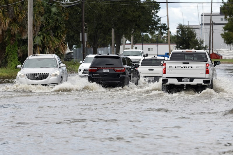 Varios vehículos circulan por una calle inundada en Nueva Orleans, Luisiana, el 9 de octubre. Foto: Tyler Kaufman/Getty Images North America Varios vehículos circulan por una calle inundada en Nueva Orleans, Luisiana, el 9 de octubre. Foto: Tyler Kaufman/Getty Images North America