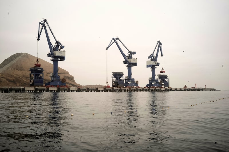 Grúas operan en el puerto de Chancay en Chancay, Perú. Fotógrafo: Alessandro Cinque/Bloomberg. Grúas operan en el puerto de Chancay en Chancay, Perú. Fotógrafo: Alessandro Cinque/Bloomberg.