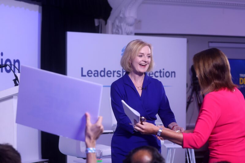 Liz Truss, ministra de Asuntos Exteriores del Reino Unido, en el escenario durante una campaña electoral del Partido Conservador en Norwich, Reino Unido, el jueves 25 de agosto de 2022. Liz Truss, ministra de Asuntos Exteriores del Reino Unido, en el escenario durante una campaña electoral del Partido Conservador en Norwich, Reino Unido, el jueves 25 de agosto de 2022.
