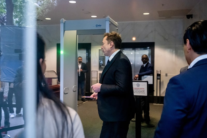 Elon Musk llega al tribunal federal de Oakland, California, el 30 de abril. Fotógrafo: David Paul Morris/Bloomberg. Elon Musk llega al tribunal federal de Oakland, California, el 30 de abril. Fotógrafo: David Paul Morris/Bloomberg.