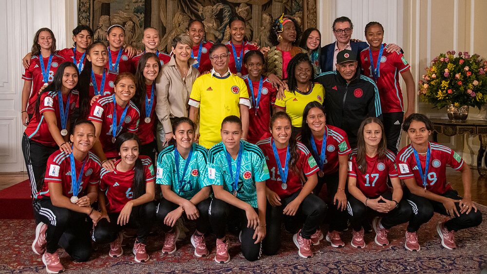 El presidente Gustavo Petro en la entrega de reconocimiento a jugadoras y entrenador de la selección Colombia de fútbol femenino sub-17 por subcampeonato mundial. El presidente Gustavo Petro en la entrega de reconocimiento a jugadoras y entrenador de la selección Colombia de fútbol femenino sub-17 por subcampeonato mundial.