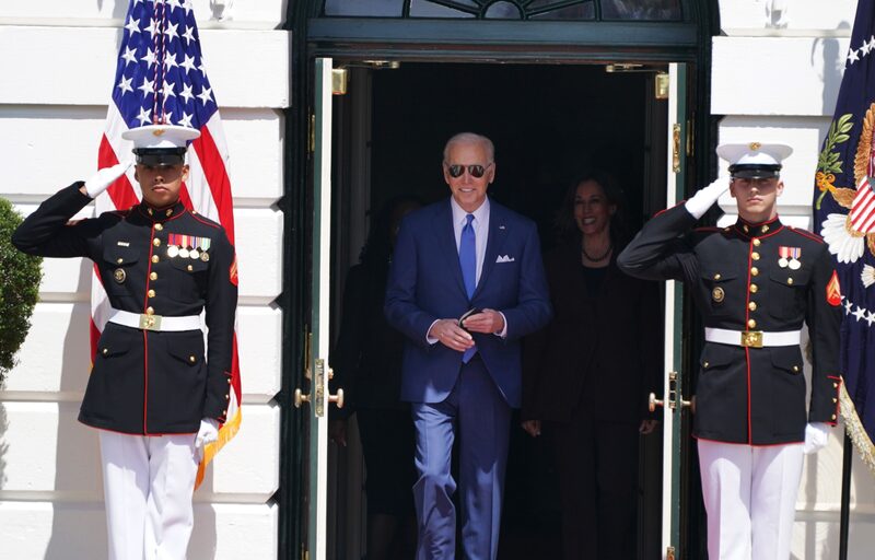 El presidente de Estados Unidos, Joe Biden, en el centro, llega a la ceremonia de nombramiento de la jueza Ketanji Brown Jackson, a la izquierda, en el jardín sur de la Casa Blanca en Washington, D.C., Estados Unidos, el viernes 8 de abril de 2022. El presidente de Estados Unidos, Joe Biden, en el centro, llega a la ceremonia de nombramiento de la jueza Ketanji Brown Jackson, a la izquierda, en el jardín sur de la Casa Blanca en Washington, D.C., Estados Unidos, el viernes 8 de abril de 2022.