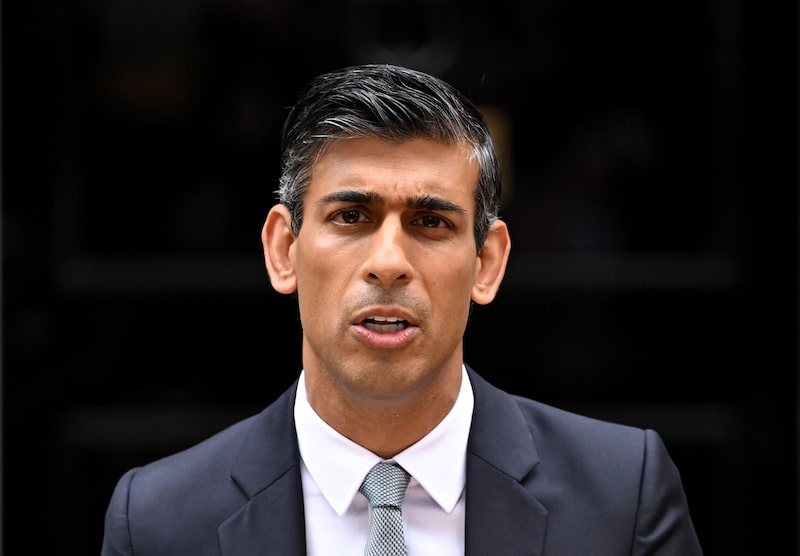 El primer ministro británico Rishi Sunak hace una declaración tras tomar posesión de su cargo en el exterior del Número 10 de Downing Street el 25 de octubre de 2022 en Londres, Inglaterra. El primer ministro británico Rishi Sunak hace una declaración tras tomar posesión de su cargo en el exterior del Número 10 de Downing Street el 25 de octubre de 2022 en Londres, Inglaterra.