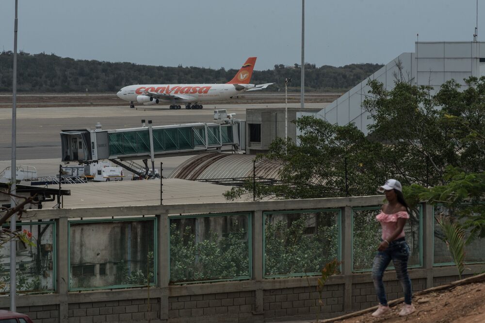 Un avión de Conviasa se posa en la pista del Aeropuerto Internacional Simón Bolívar en Maiquetía, estado de Vargas, Venezuela, el martes 8 de mayo de 2018. Desde 2013, casi una docena de aerolíneas se han retirado de la nación sudamericana mientras el gobierno de Venezuela lucha por cumplir con sus obligaciones en medio de una crisis económica en espiral. Un avión de Conviasa se posa en la pista del Aeropuerto Internacional Simón Bolívar en Maiquetía, estado de Vargas, Venezuela, el martes 8 de mayo de 2018. Desde 2013, casi una docena de aerolíneas se han retirado de la nación sudamericana mientras el gobierno de Venezuela lucha por cumplir con sus obligaciones en medio de una crisis económica en espiral.