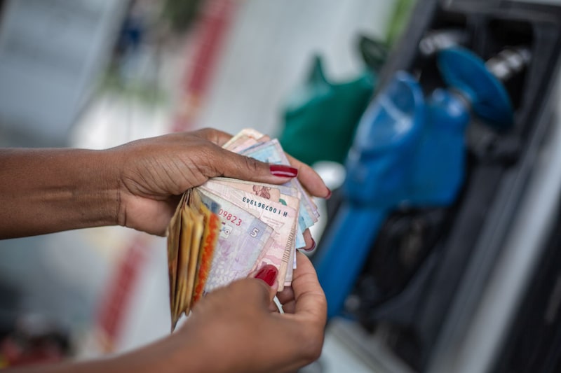 Mãos femininas com esmalte vermelho manejam notas de real brasileiro Mãos femininas com esmalte vermelho manejam notas de real brasileiro