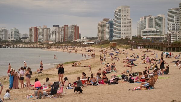 Moody’s mejora la calificación de Uruguay por sus medidas para impulsar el crecimiento Moody’s mejora la calificación de Uruguay por sus medidas para impulsar el crecimiento