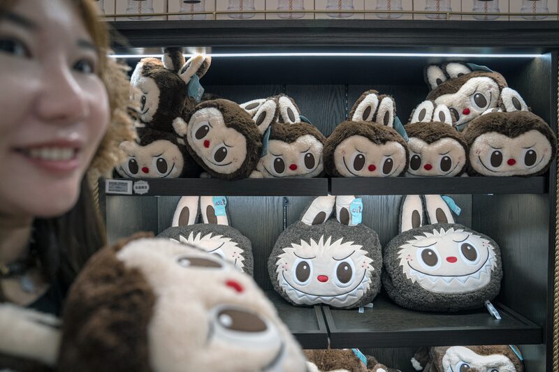 O raro avanço da empresa nos mercados ocidentais também proporcionou à Pop Mart uma das maiores margens de lucro no varejo para uma empresa chinesa com grande alcance global O raro avanço da empresa nos mercados ocidentais também proporcionou à Pop Mart uma das maiores margens de lucro no varejo para uma empresa chinesa com grande alcance global